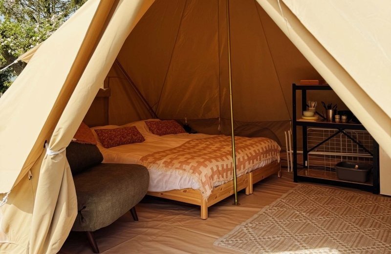 De Family Belltent Bloesempracht met privé sanitair